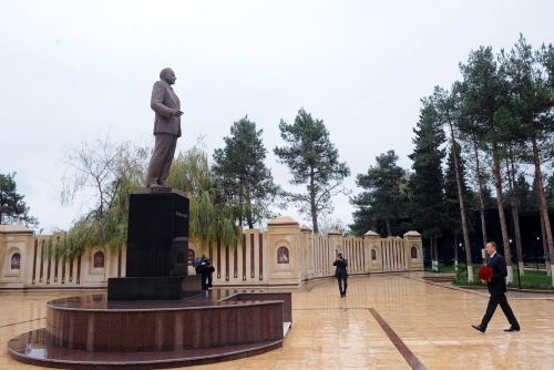 Prezident İlham Əliyev Ağdaşda ulu öndər Heydər Əliyevin abidəsini ziyarət edib (FOTO)