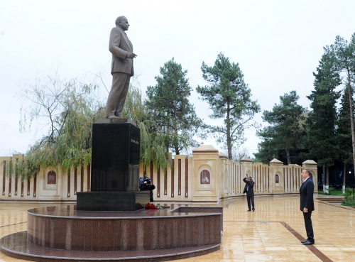 Prezident İlham Əliyev Ağdaşda ulu öndər Heydər Əliyevin abidəsini ziyarət edib (FOTO)