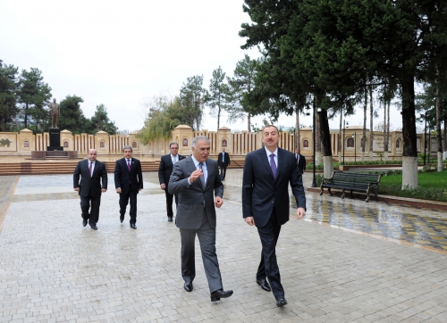 Prezident İlham Əliyev Ağdaşda ulu öndər Heydər Əliyevin abidəsini ziyarət edib (FOTO)