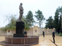 Prezident İlham Əliyev Ağdaşda ulu öndər Heydər Əliyevin abidəsini ziyarət edib (FOTO)