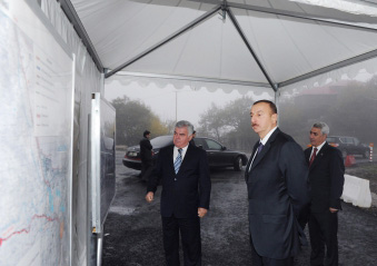 İlham Əliyev Bakı-Şamaxı-Yevlax avtomobil yolunun Muğanlı-Yevlax hissəsində görülən əsaslı işlərlə tanış olub (FOTO)