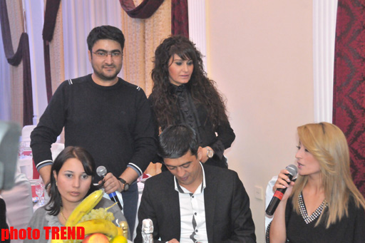 Ulvira Qarayeva toyunda öncə bəyin yerində oturdu, aparıcılıq etdi, daha sonra… (FOTO)