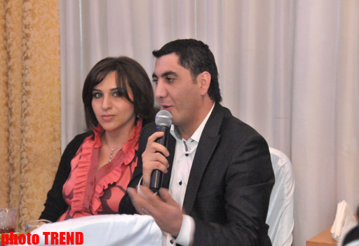 Ulvira Qarayeva toyunda öncə bəyin yerində oturdu, aparıcılıq etdi, daha sonra… (FOTO)