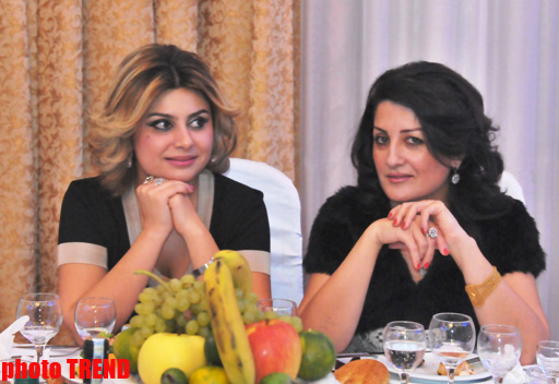 Ulvira Qarayeva toyunda öncə bəyin yerində oturdu, aparıcılıq etdi, daha sonra… (FOTO)