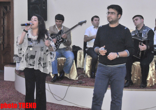 Ulvira Qarayeva toyunda öncə bəyin yerində oturdu, aparıcılıq etdi, daha sonra… (FOTO)