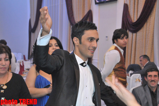 Ulvira Qarayeva toyunda öncə bəyin yerində oturdu, aparıcılıq etdi, daha sonra… (FOTO)