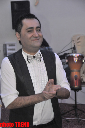 Ulvira Qarayeva toyunda öncə bəyin yerində oturdu, aparıcılıq etdi, daha sonra… (FOTO)