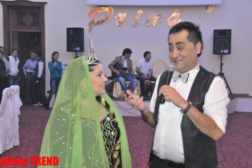 Ulvira Qarayeva toyunda öncə bəyin yerində oturdu, aparıcılıq etdi, daha sonra… (FOTO)