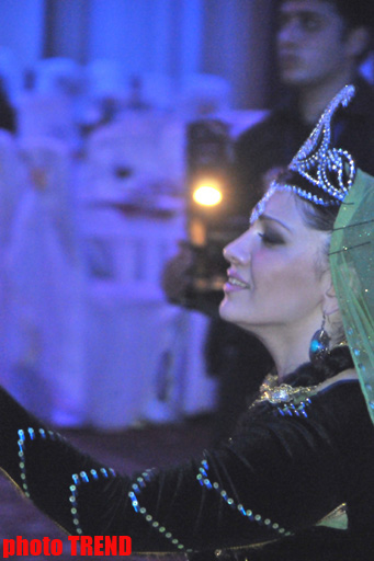 Ulvira Qarayeva toyunda öncə bəyin yerində oturdu, aparıcılıq etdi, daha sonra… (FOTO)