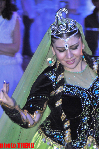 Ulvira Qarayeva toyunda öncə bəyin yerində oturdu, aparıcılıq etdi, daha sonra… (FOTO)