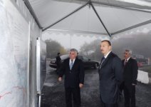 İlham Əliyev Bakı-Şamaxı-Yevlax avtomobil yolunun Muğanlı-Yevlax hissəsində görülən əsaslı işlərlə tanış olub (FOTO)