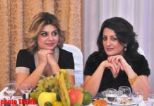Ulvira Qarayeva toyunda öncə bəyin yerində oturdu, aparıcılıq etdi, daha sonra… (FOTO)