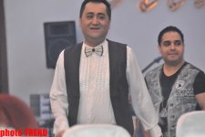 Ulvira Qarayeva toyunda öncə bəyin yerində oturdu, aparıcılıq etdi, daha sonra… (FOTO)