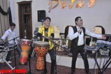 Ulvira Qarayeva toyunda öncə bəyin yerində oturdu, aparıcılıq etdi, daha sonra… (FOTO)