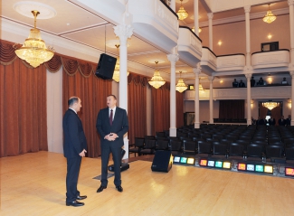 İlham Əliyev Azərbaycan Dövlət Mahnı Teatrının binasının əsaslı bərpa və yenidənqurmadan sonrakı vəziyyəti ilə tanış olub (FOTO)