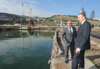 İlham Əliyev Dənizkənarı Milli Parkda "Kiçik Venesiya şəhərciyi" adlanan ərazidəki əsaslı yenidənqurma və bərpa işlərinin gedişi ilə tanış olub (FOTO)