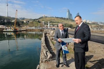 İlham Əliyev Dənizkənarı Milli Parkda "Kiçik Venesiya şəhərciyi" adlanan ərazidəki əsaslı yenidənqurma və bərpa işlərinin gedişi ilə tanış olub (FOTO)