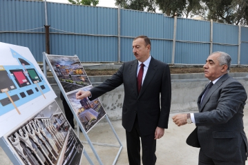 İlham Əliyev Dənizkənarı Milli Parkda "Kiçik Venesiya şəhərciyi" adlanan ərazidəki əsaslı yenidənqurma və bərpa işlərinin gedişi ilə tanış olub (FOTO)
