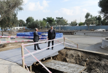 İlham Əliyev Dənizkənarı Milli Parkda "Kiçik Venesiya şəhərciyi" adlanan ərazidəki əsaslı yenidənqurma və bərpa işlərinin gedişi ilə tanış olub (FOTO)