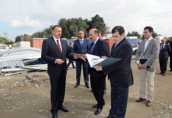 İlham Əliyev Dənizkənarı Milli Parkda "Kiçik Venesiya şəhərciyi" adlanan ərazidəki əsaslı yenidənqurma və bərpa işlərinin gedişi ilə tanış olub (FOTO)