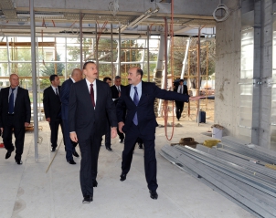 İlham Əliyev Dənizkənarı Milli Parkda "Kiçik Venesiya şəhərciyi" adlanan ərazidəki əsaslı yenidənqurma və bərpa işlərinin gedişi ilə tanış olub (FOTO)