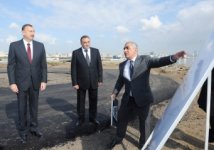 İlham Əliyev Dənizkənarı Milli Parkda "Kiçik Venesiya şəhərciyi" adlanan ərazidəki əsaslı yenidənqurma və bərpa işlərinin gedişi ilə tanış olub (FOTO)