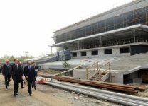 İlham Əliyev Dənizkənarı Milli Parkda "Kiçik Venesiya şəhərciyi" adlanan ərazidəki əsaslı yenidənqurma və bərpa işlərinin gedişi ilə tanış olub (FOTO)
