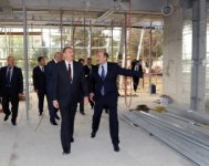 İlham Əliyev Dənizkənarı Milli Parkda "Kiçik Venesiya şəhərciyi" adlanan ərazidəki əsaslı yenidənqurma və bərpa işlərinin gedişi ilə tanış olub (FOTO)