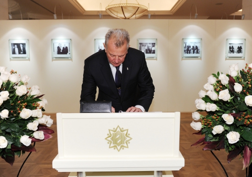 Macarıstan Prezidenti Heydər Əliyev Fondunda olub (FOTO)