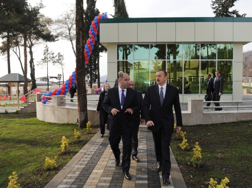 İlham Əliyev Oğuz rayonunda Qəhrəmanlar parkının açılışında iştirak edib (FOTO)