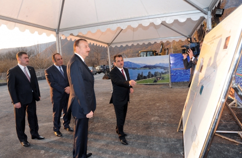 İlham Əliyev Qax şəhərində,Qaxingiloy və Qaxbaş kəndlərində yenidən qurulan su-kanalizasiya sisteminin təməlqoyma mərasimində iştirak edib (FOTO)