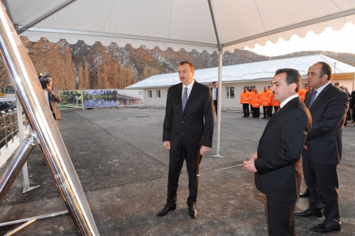 İlham Əliyev Qax şəhərində,Qaxingiloy və Qaxbaş kəndlərində yenidən qurulan su-kanalizasiya sisteminin təməlqoyma mərasimində iştirak edib (FOTO)
