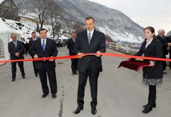 İlham Əliyev Qax rayonuna səfəri çərçivəsində yeni körpünün açılışında iştirak edib (FOTO)