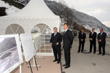 İlham Əliyev Qax rayonuna səfəri çərçivəsində yeni körpünün açılışında iştirak edib (FOTO)
