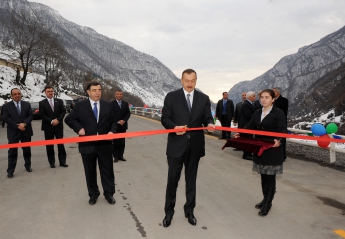İlham Əliyev Qax rayonuna səfəri çərçivəsində yeni körpünün açılışında iştirak edib (FOTO)