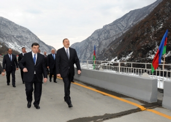 İlham Əliyev Qax rayonuna səfəri çərçivəsində yeni körpünün açılışında iştirak edib (FOTO)