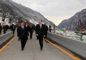 İlham Əliyev Qax rayonuna səfəri çərçivəsində yeni körpünün açılışında iştirak edib (FOTO)