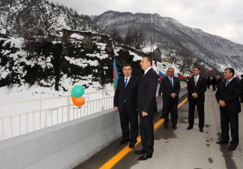 İlham Əliyev Qax rayonuna səfəri çərçivəsində yeni körpünün açılışında iştirak edib (FOTO)