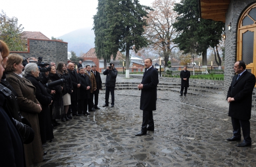 Prezident İlham Əliyev: Azərbaycan ordusu istənilən anda torpaqları hərbi yolla azad edə bilər (FOTO)