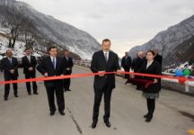 İlham Əliyev Qax rayonuna səfəri çərçivəsində yeni körpünün açılışında iştirak edib (FOTO)