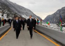 İlham Əliyev Qax rayonuna səfəri çərçivəsində yeni körpünün açılışında iştirak edib (FOTO)