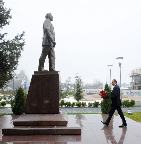 Prezident İlham Əliyev ümummilli lider Heydər Əliyevin Qəbələdə ucaldılmış abidəsini ziyarət edib (FOTO)