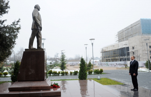 Prezident İlham Əliyev ümummilli lider Heydər Əliyevin Qəbələdə ucaldılmış abidəsini ziyarət edib (FOTO)