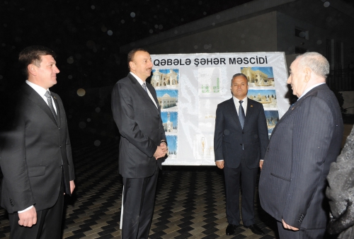 İlham Əliyev Qəbələ şəhər məscidinin yeni binasının tikinti işləri ilə tanış olub (FOTO)
