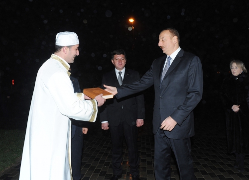 İlham Əliyev Qəbələ şəhər məscidinin yeni binasının tikinti işləri ilə tanış olub (FOTO)