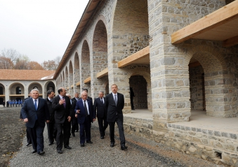 Azərbaycan Prezidenti Şəkidə "Aşağı Karvansaray" kompleksində aparılan təmir-bərpa işləri ilə tanış olub (FOTO)