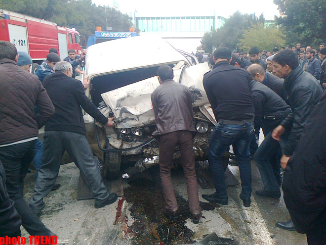 Bakının mərkəzində ağır yol qəzası nəticəsində avtomobil yanıb, ölənlər var (FOTO)