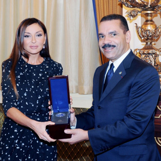 Azərbaycanın birinci xanımı Mehriban Əliyevaya İNTERPOL-un yadigar medalı təqdim edilib (FOTO)