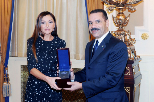 Azərbaycanın birinci xanımı Mehriban Əliyevaya İNTERPOL-un yadigar medalı təqdim edilib (FOTO)