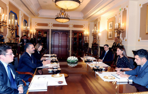 Azərbaycanın birinci xanımı Mehriban Əliyevaya İNTERPOL-un yadigar medalı təqdim edilib (FOTO)